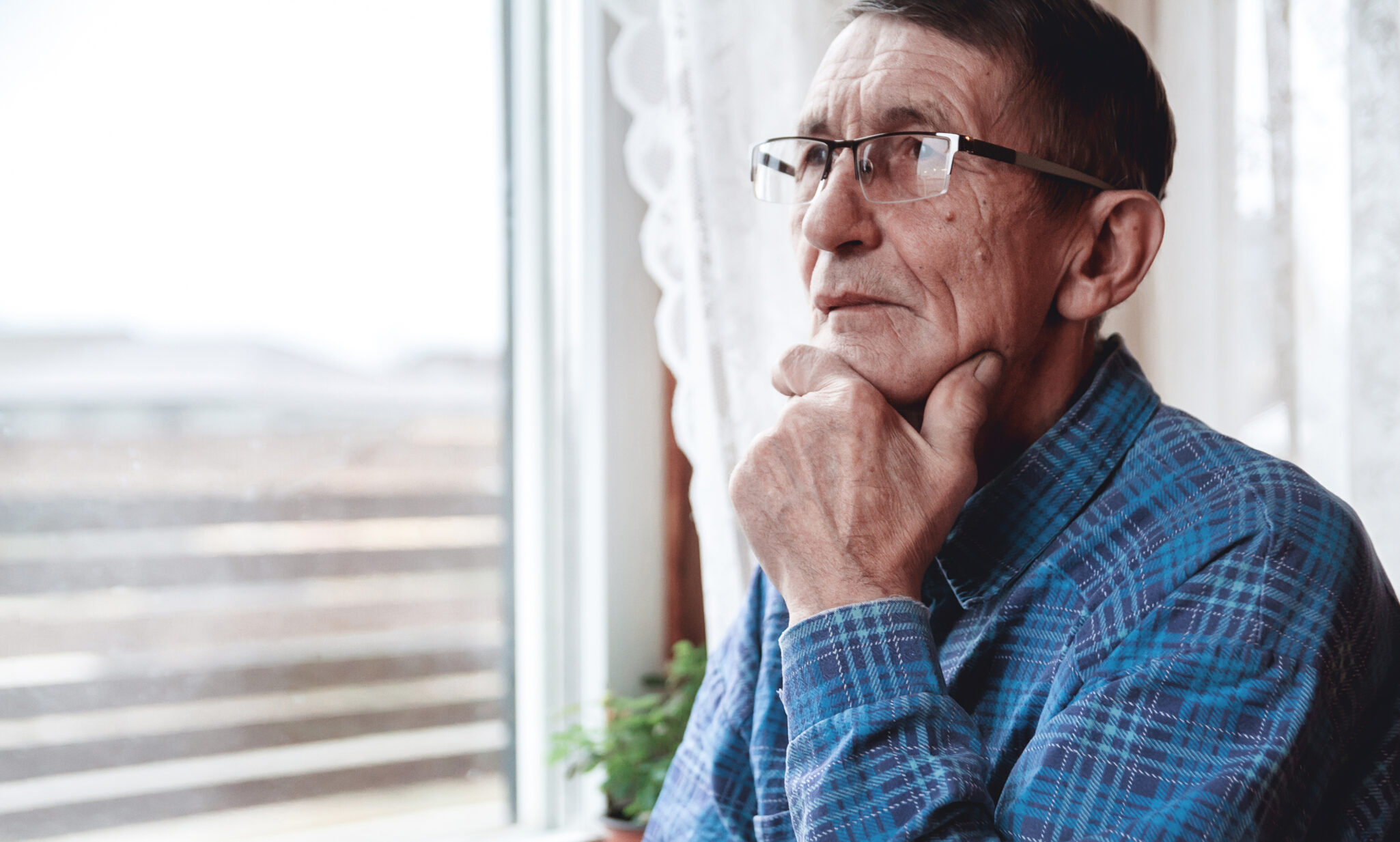 Older person deep in thought, image reflects the topic of brain aging and cognitive decline